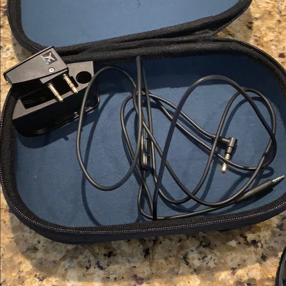 Bose noise canceling headphones - Picture 3 of 4